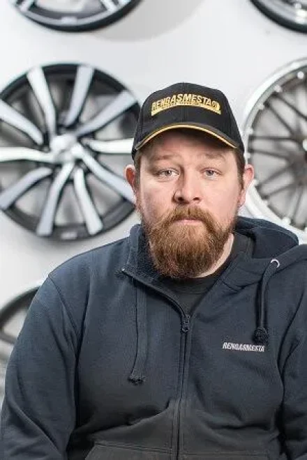 a Kimmo Pitkamaki raskaiden renkaiden asentaja Kurikka