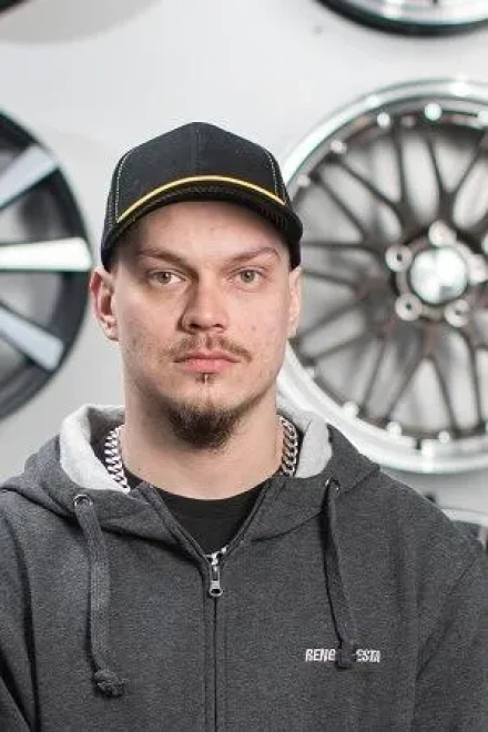 tomi Kilpia raskaiden renkaiden asentaja kurikka